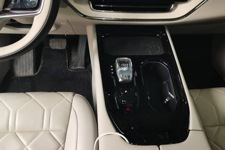 Used Volvo EM90 2025 Ultra Six-Seater Gear Lever