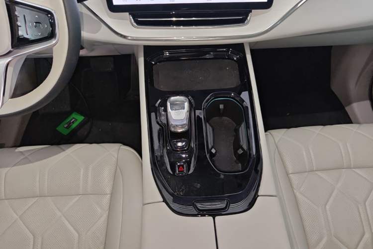 Used Volvo EM90 2025 Ultra Six-Seater Gear Lever