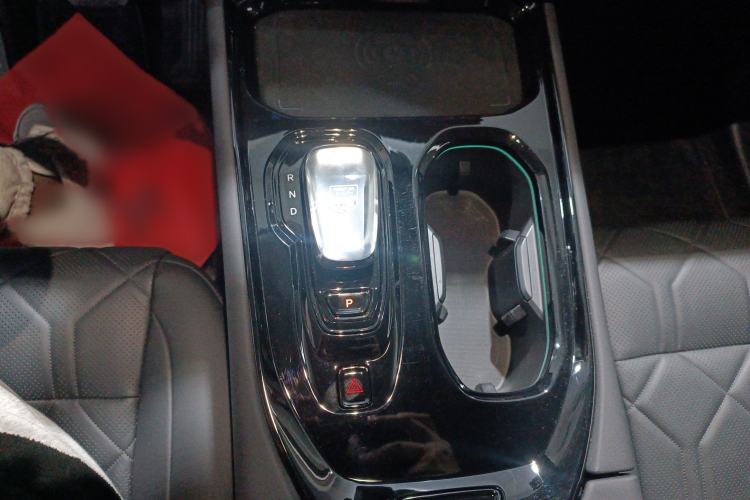 Used Volvo EM90 2025 Ultra Six-Seater Gear Lever