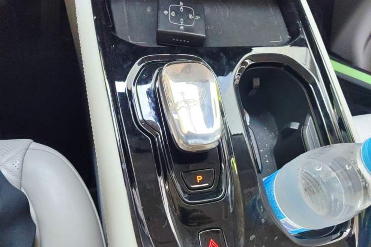 Used Volvo EM90 2025 Ultra Six-Seater Gear Lever