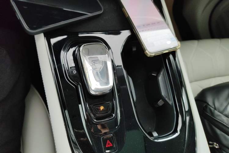 Used Volvo EM90 2025 Ultra Six-Seater Gear Lever