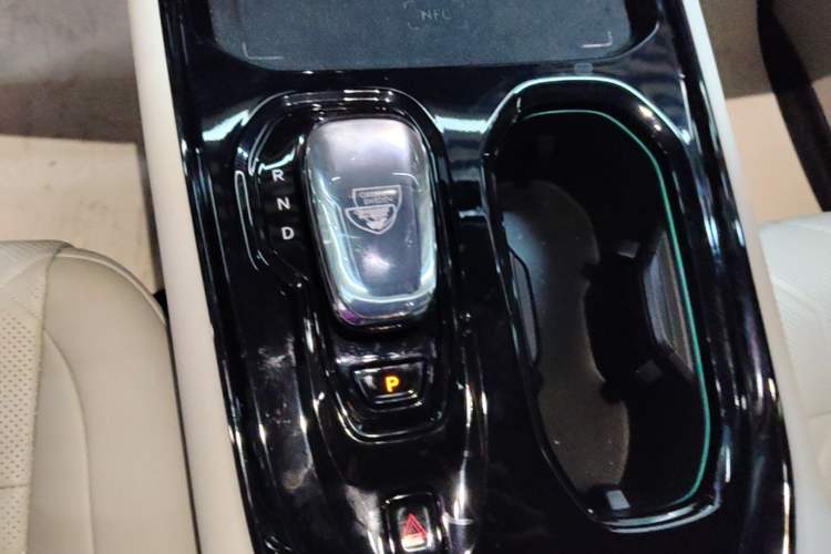 Used Volvo EM90 2025 Ultra Six-Seater Gear Lever