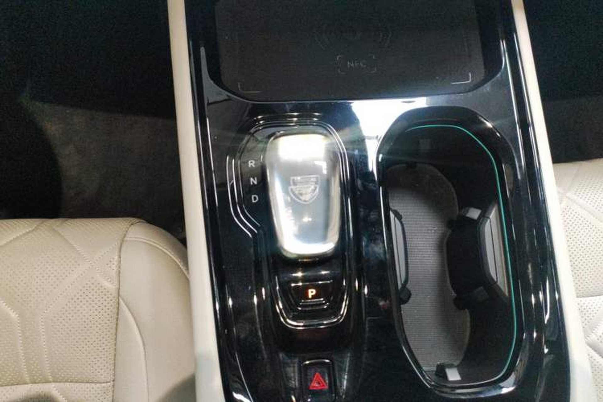 Used Volvo EM90 2025 Ultra Six-Seater Gear Lever