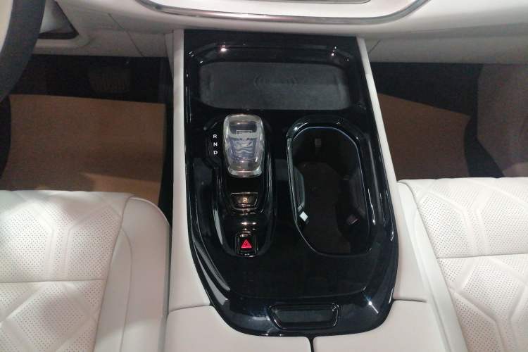 Used Volvo EM90 2025 Ultra Six-Seater Gear Lever