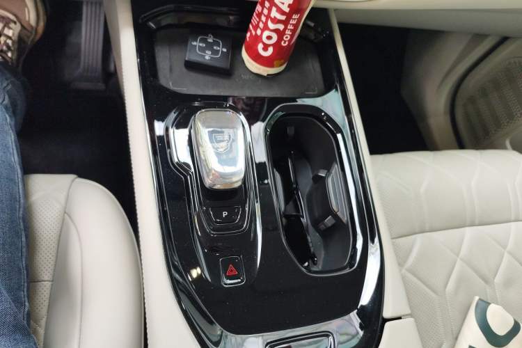 Used Volvo EM90 2025 Ultra Six-Seater Gear Lever