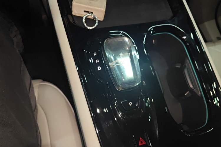Used Volvo EM90 2025 Ultra Six-Seater Gear Lever
