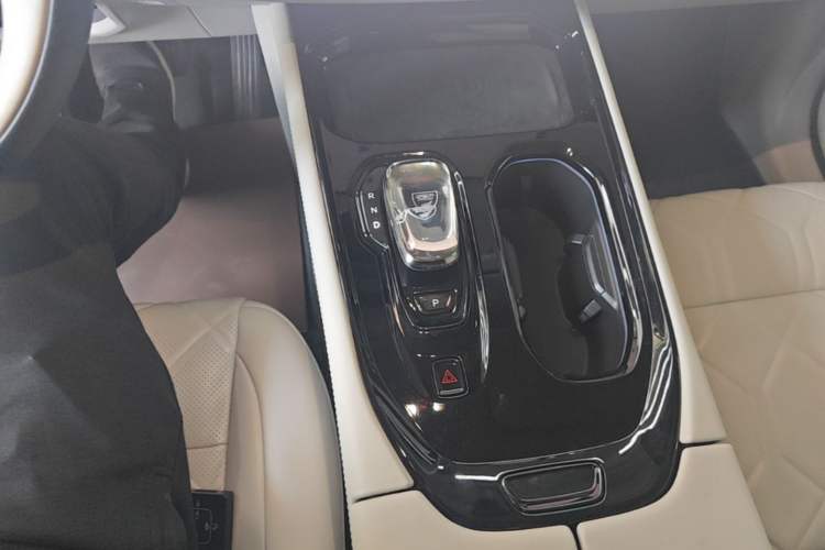 Used Volvo EM90 2025 Ultra Six-Seater Gear Lever