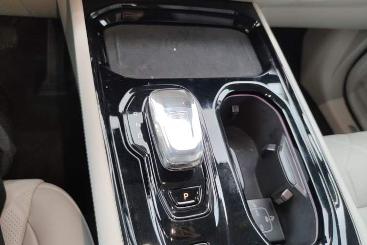Used Volvo EM90 2025 Ultra Six-Seater Gear Lever