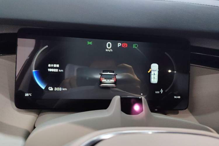 Used Volvo EM90 2025 Ultra Six-Seater Instrument Cluster