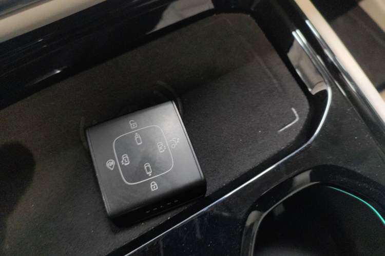 Used Volvo EM90 2025 Ultra Six-Seater Interior 1