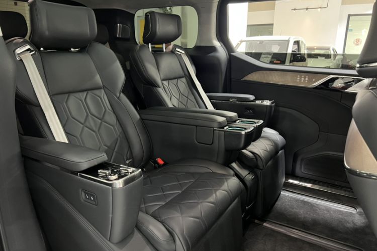 Used Volvo EM90 2025 Ultra Six-Seater Interior 10