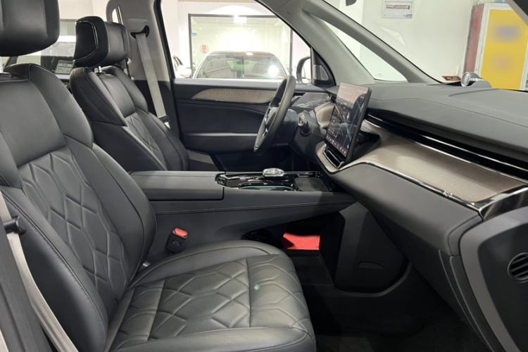 Used Volvo EM90 2025 Ultra Six-Seater Interior 11