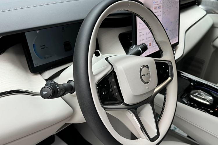 Used Volvo EM90 2025 Ultra Six-Seater Interior 2