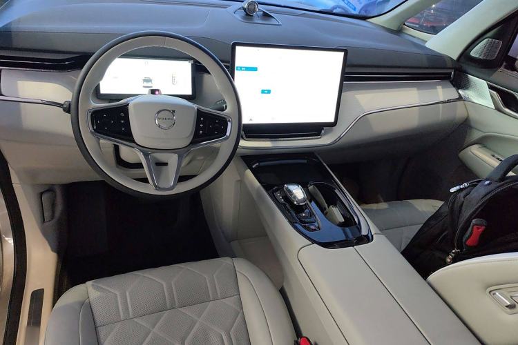 Used Volvo EM90 2025 Ultra Six-Seater Interior 2