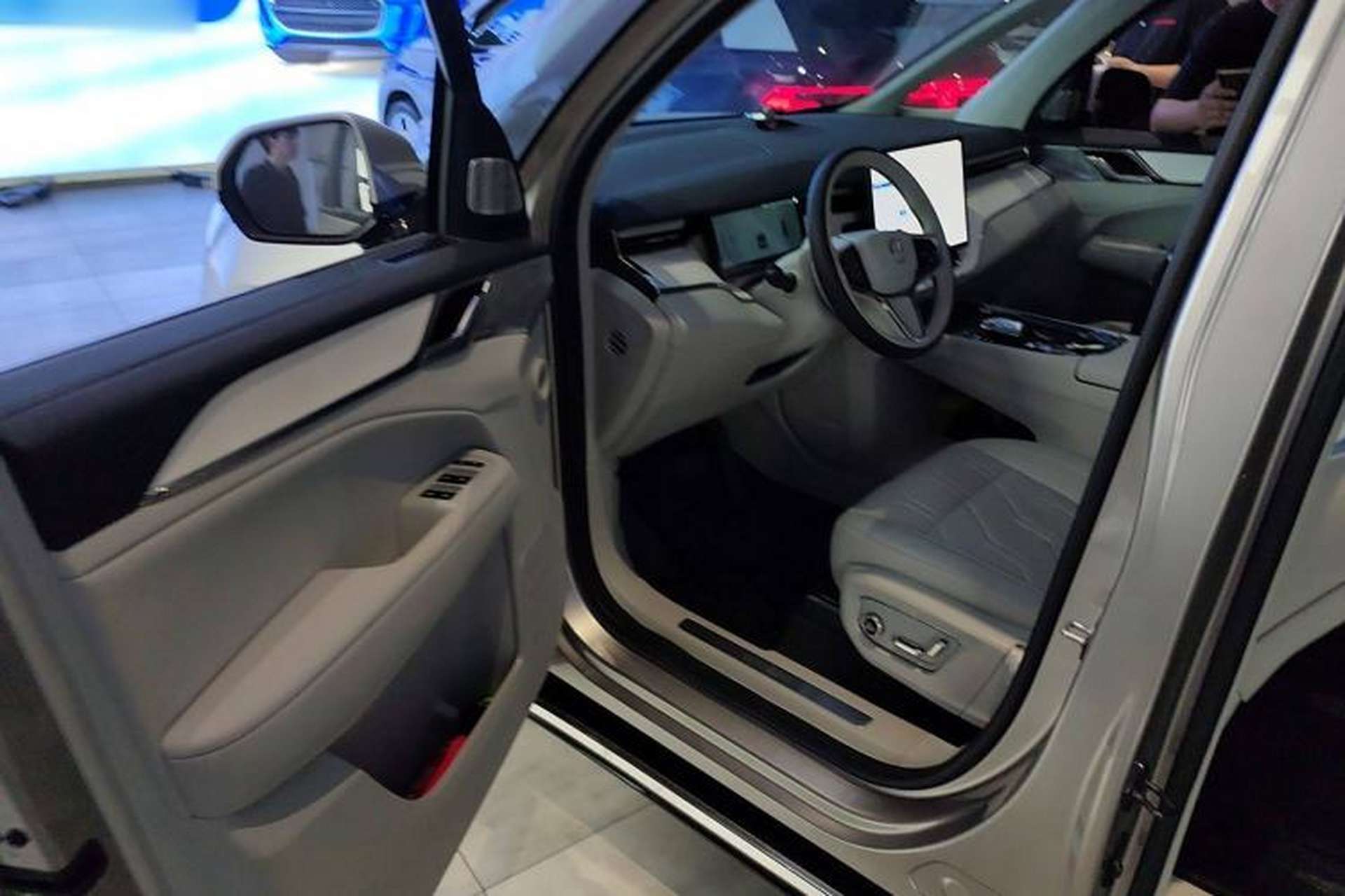 Used Volvo EM90 2025 Ultra Six-Seater Interior 3
