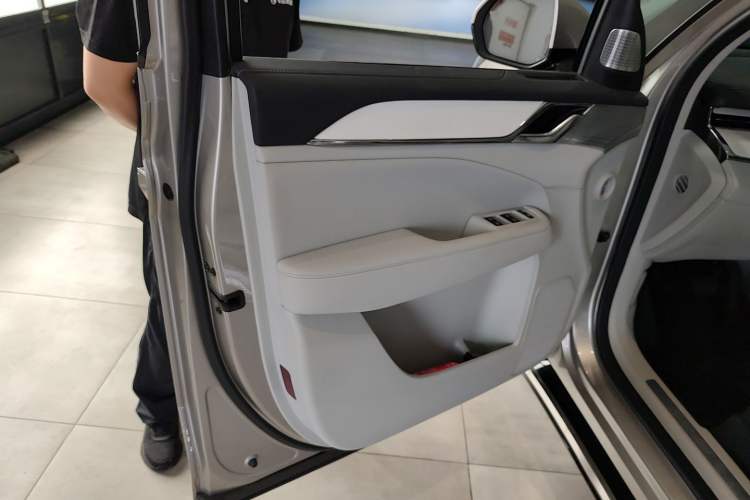 Used Volvo EM90 2025 Ultra Six-Seater Interior 7