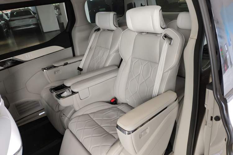 Used Volvo EM90 2025 Ultra Six-Seater Interior 8