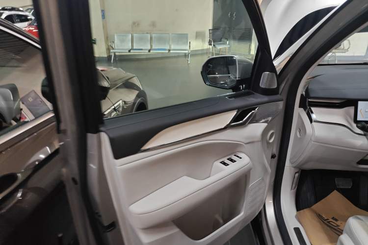 Used Volvo EM90 2025 Ultra Six-Seater Left Front Door Interior