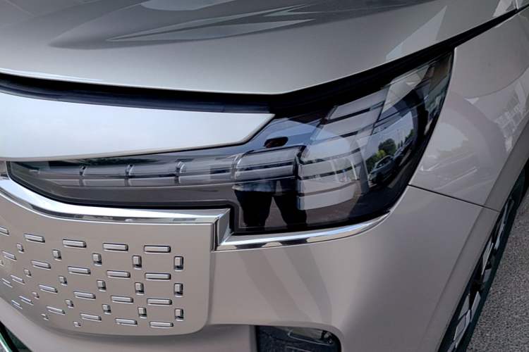 Used Volvo EM90 2025 Ultra Six-Seater Left Front Headlight