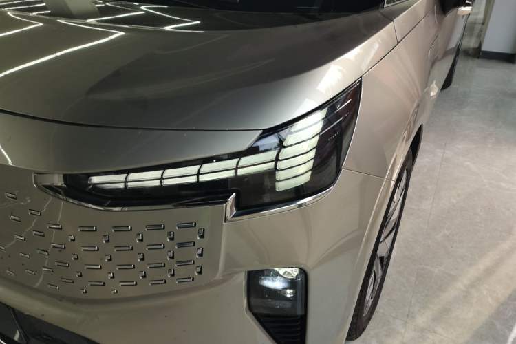 Used Volvo EM90 2025 Ultra Six-Seater Left Front Headlight