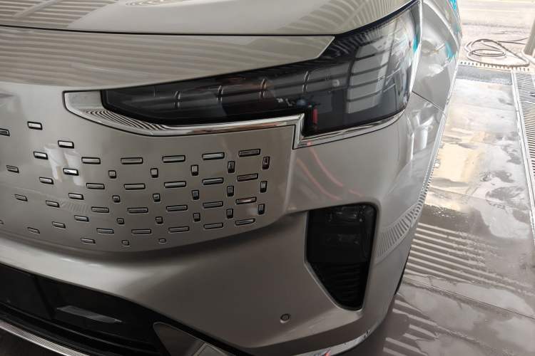Used Volvo EM90 2025 Ultra Six-Seater Left Front Headlight
