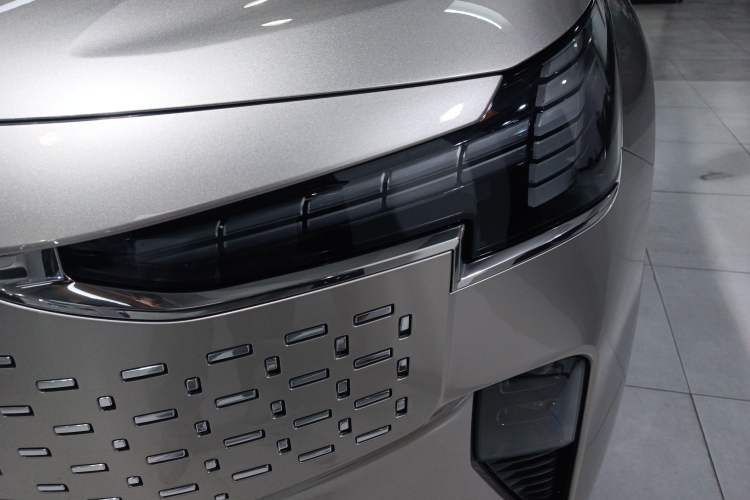 Used Volvo EM90 2025 Ultra Six-Seater Left Front Headlight