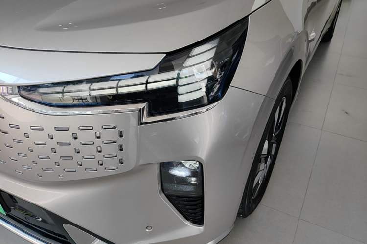 Used Volvo EM90 2025 Ultra Six-Seater Left Front Headlight