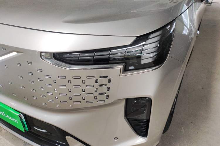Used Volvo EM90 2025 Ultra Six-Seater Left Front Headlight