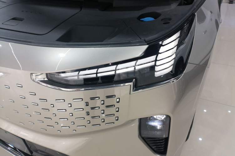 Used Volvo EM90 2025 Ultra Six-Seater Left Front Headlight