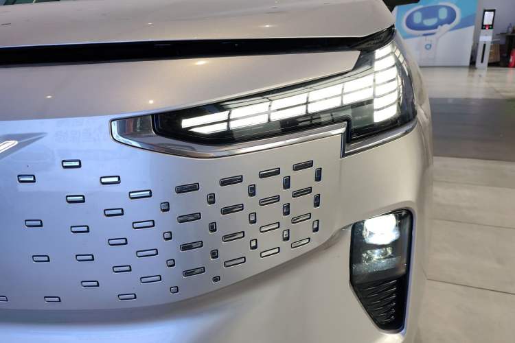 Used Volvo EM90 2025 Ultra Six-Seater Left Front Headlight