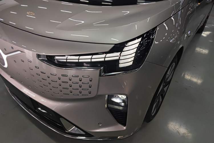 Used Volvo EM90 2025 Ultra Six-Seater Left Front Headlight