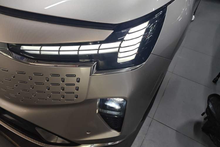 Used Volvo EM90 2025 Ultra Six-Seater Left Front Headlight