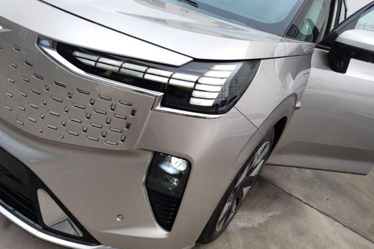 Used Volvo EM90 2025 Ultra Six-Seater Left Front Headlight
