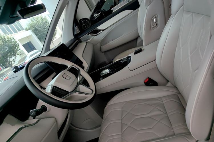 Used Volvo EM90 2025 Ultra Six-Seater Left Front Seat