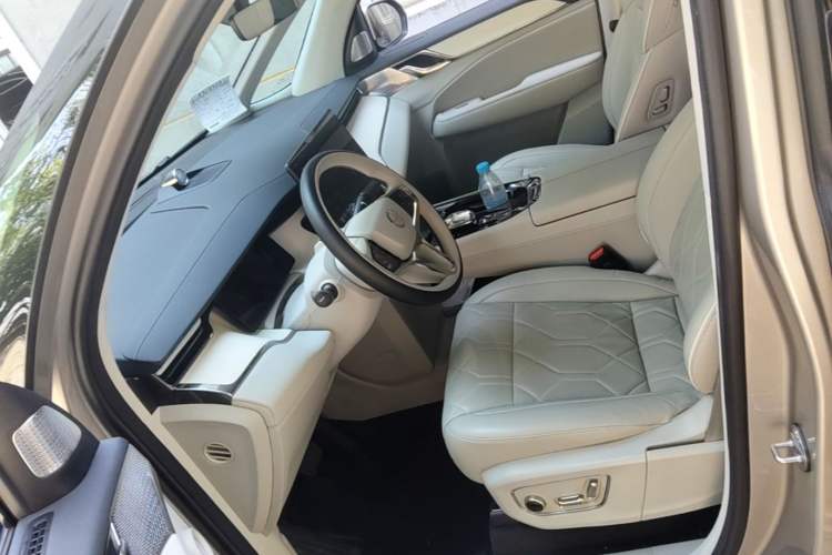 Used Volvo EM90 2025 Ultra Six-Seater Left Front Seat