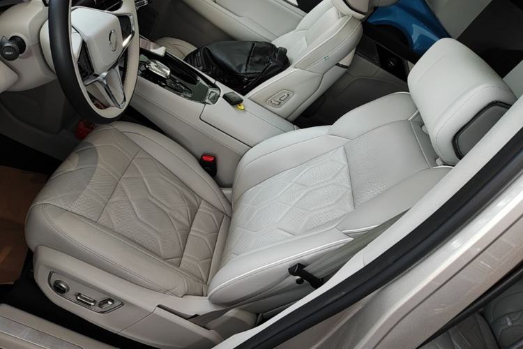 Used Volvo EM90 2025 Ultra Six-Seater Left Front Seat