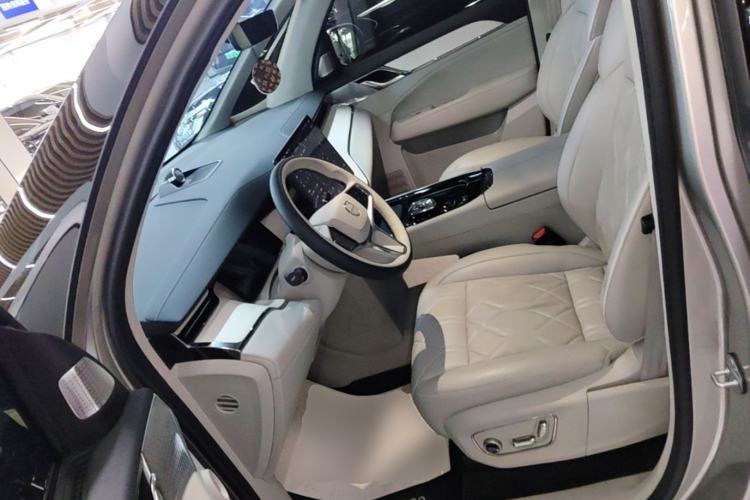 Used Volvo EM90 2025 Ultra Six-Seater Left Front Seat