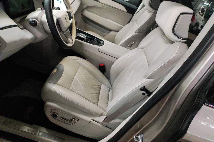 Used Volvo EM90 2025 Ultra Six-Seater Left Front Seat