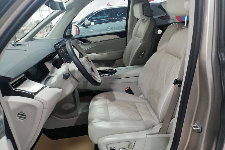 Used Volvo EM90 2025 Ultra Six-Seater Left Front Seat