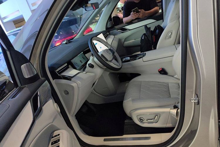 Used Volvo EM90 2025 Ultra Six-Seater Left Front Seat