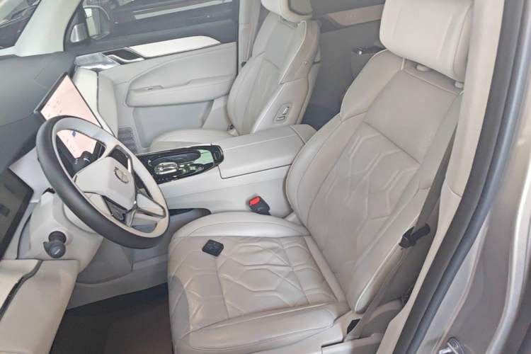 Used Volvo EM90 2025 Ultra Six-Seater Left Front Seat