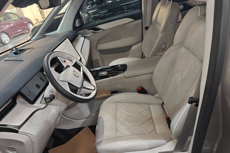 Used Volvo EM90 2025 Ultra Six-Seater Left Front Seat