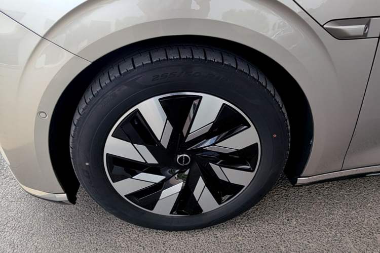 Used Volvo EM90 2025 Ultra Six-Seater Left Front Wheel Hub