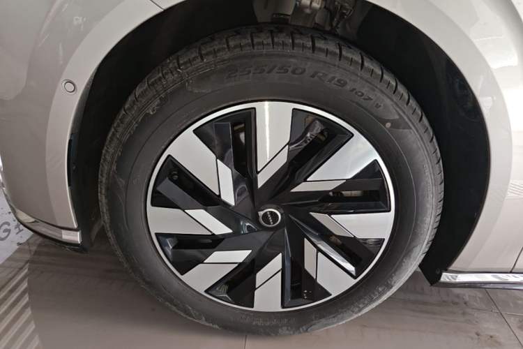 Used Volvo EM90 2025 Ultra Six-Seater Left Front Wheel Hub