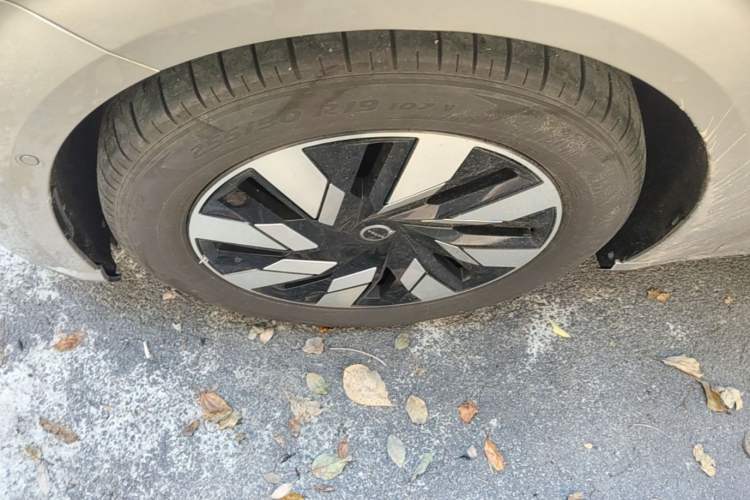 Used Volvo EM90 2025 Ultra Six-Seater Left Front Wheel Hub