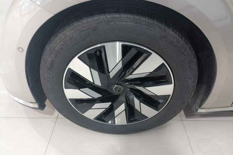 Used Volvo EM90 2025 Ultra Six-Seater Left Front Wheel Hub