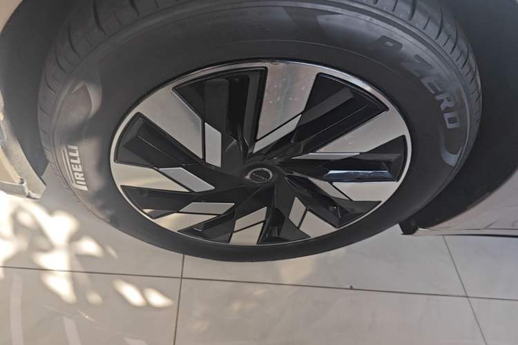 Used Volvo EM90 2025 Ultra Six-Seater Left Front Wheel Hub