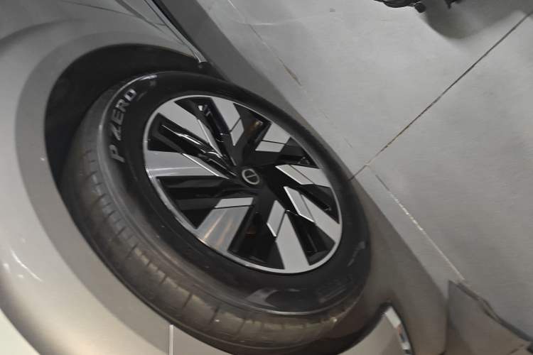Used Volvo EM90 2025 Ultra Six-Seater Left Front Wheel Hub