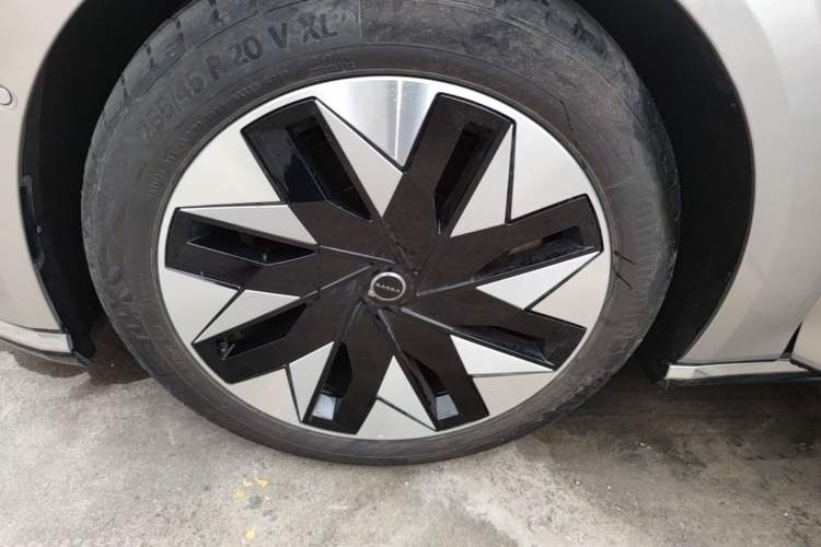 Used Volvo EM90 2025 Ultra Six-Seater Left Front Wheel Hub