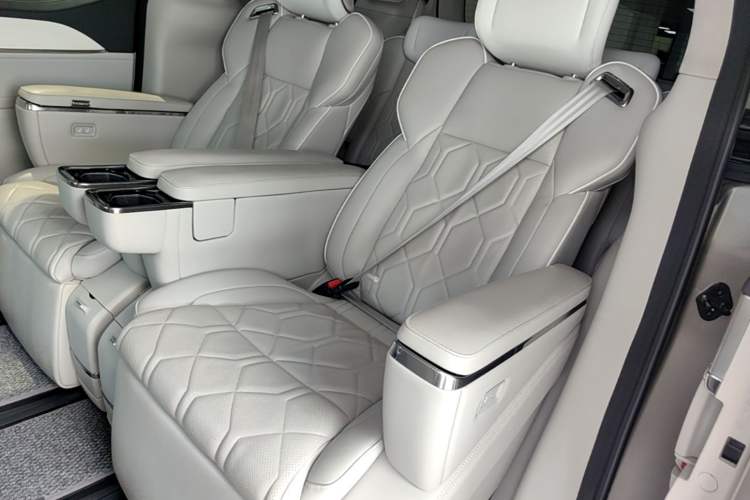 Used Volvo EM90 2025 Ultra Six-Seater Left Rear Seat